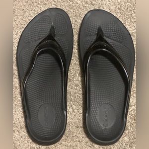Womens Oofos oorignial thong sandal size 10 in black
